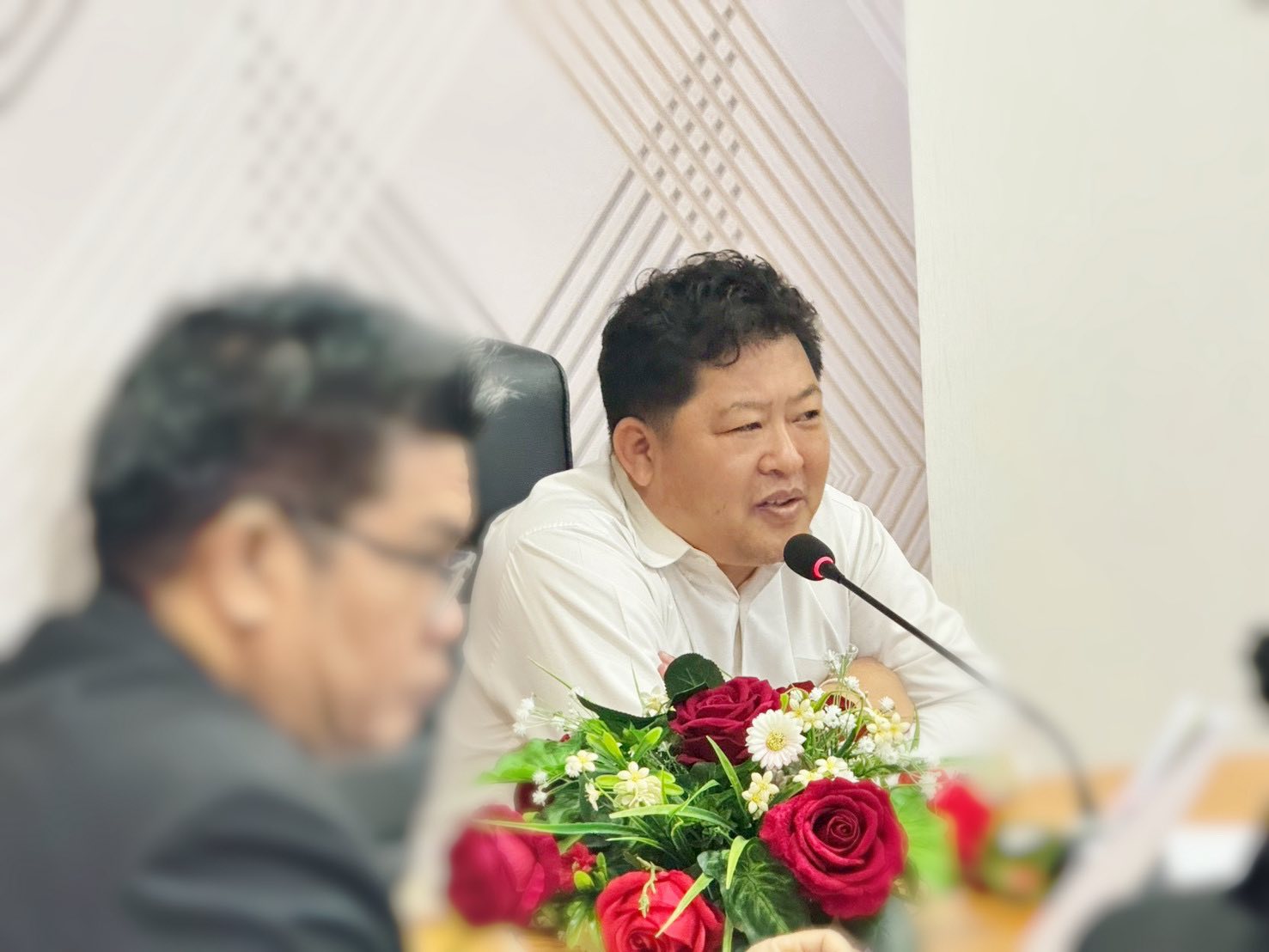 นายไพชยา พิมพ์สารี ผอ.สพม.กาญจนบุรี ประธานการประชุมพิจารณาการย้ายครู